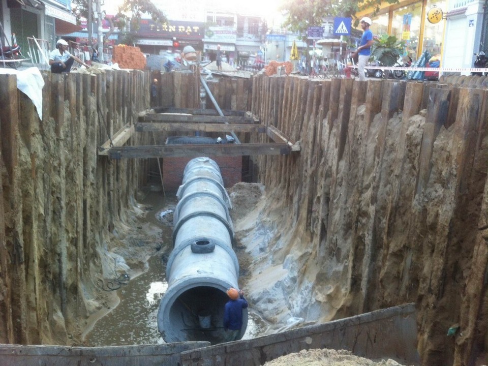 Thi cong lap cong Duong Van Don.jpg